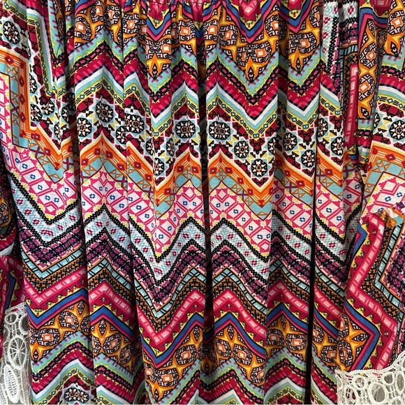 Women’s Boutique 3/4 Flowy Lace Sleeve Rounded Neck Multicolor Design Top GUC - Picture 3 of 7